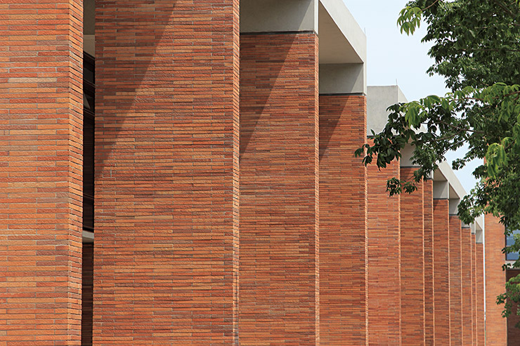 LOPO’s Long Brick come in a wide array of natural and customized colors, textures, and finishes, allowing architects to choose between smooth, grooved, or handcrafted surfaces.