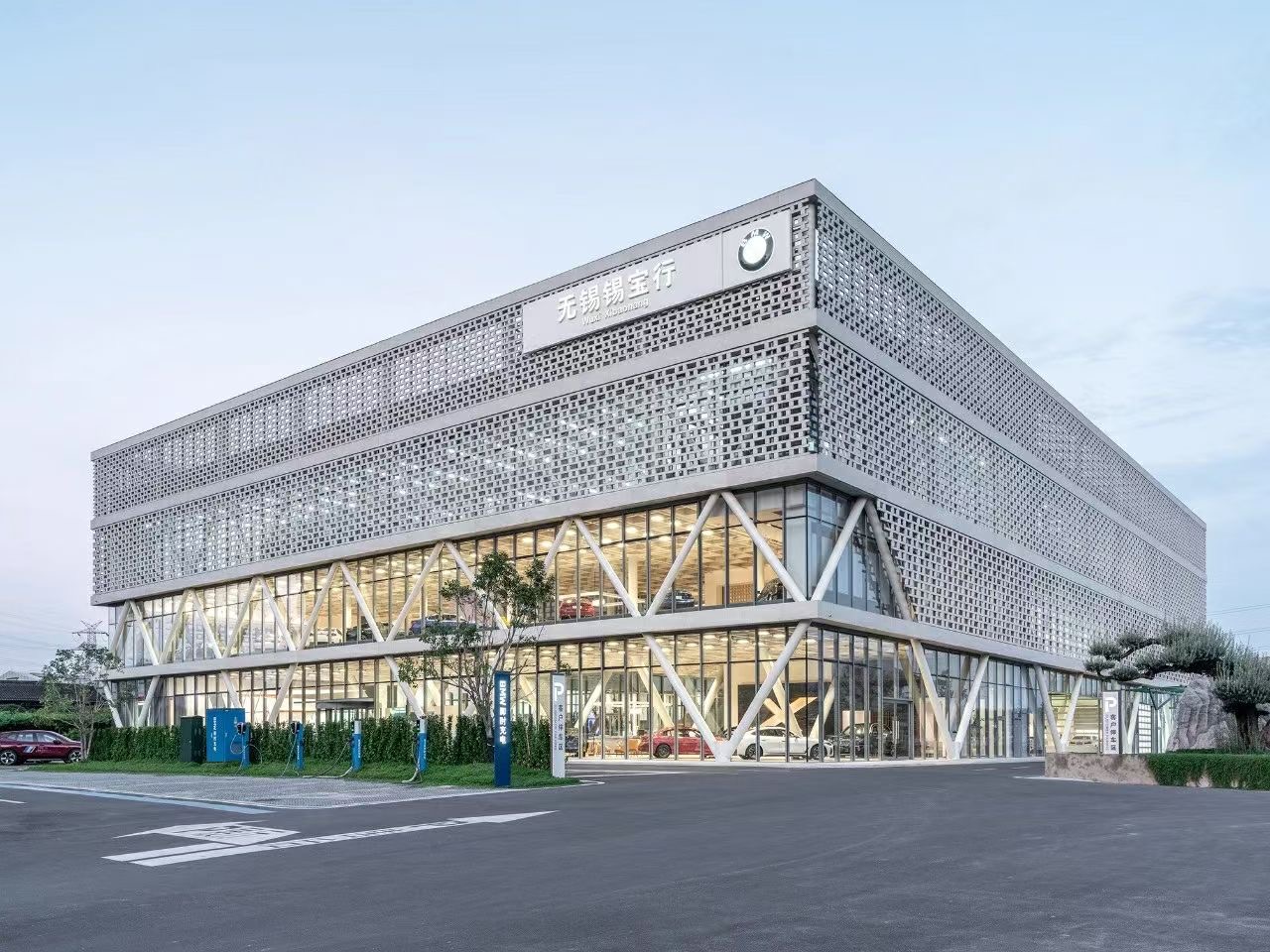 A panoramic view of the Wuxi Xibaohang BMW 4S dealership, showcasing the modern architectural design and integration of LOPO white ceramic bricks in the building's facade.