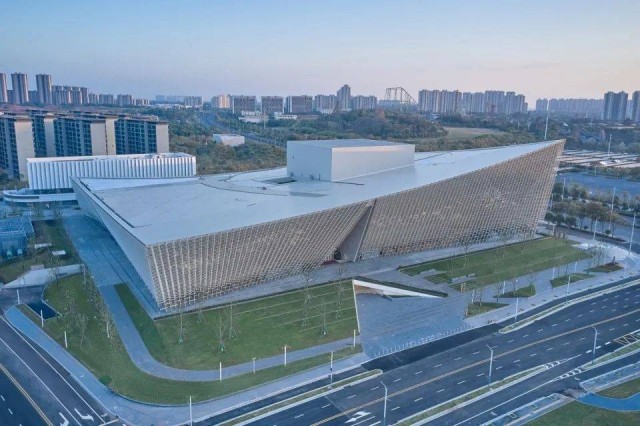 The model illustrates how terracotta baguettes and louvers seamlessly integrate into the design of Nanchang Poly Grand Theatre, blending functionality with artistic expression.